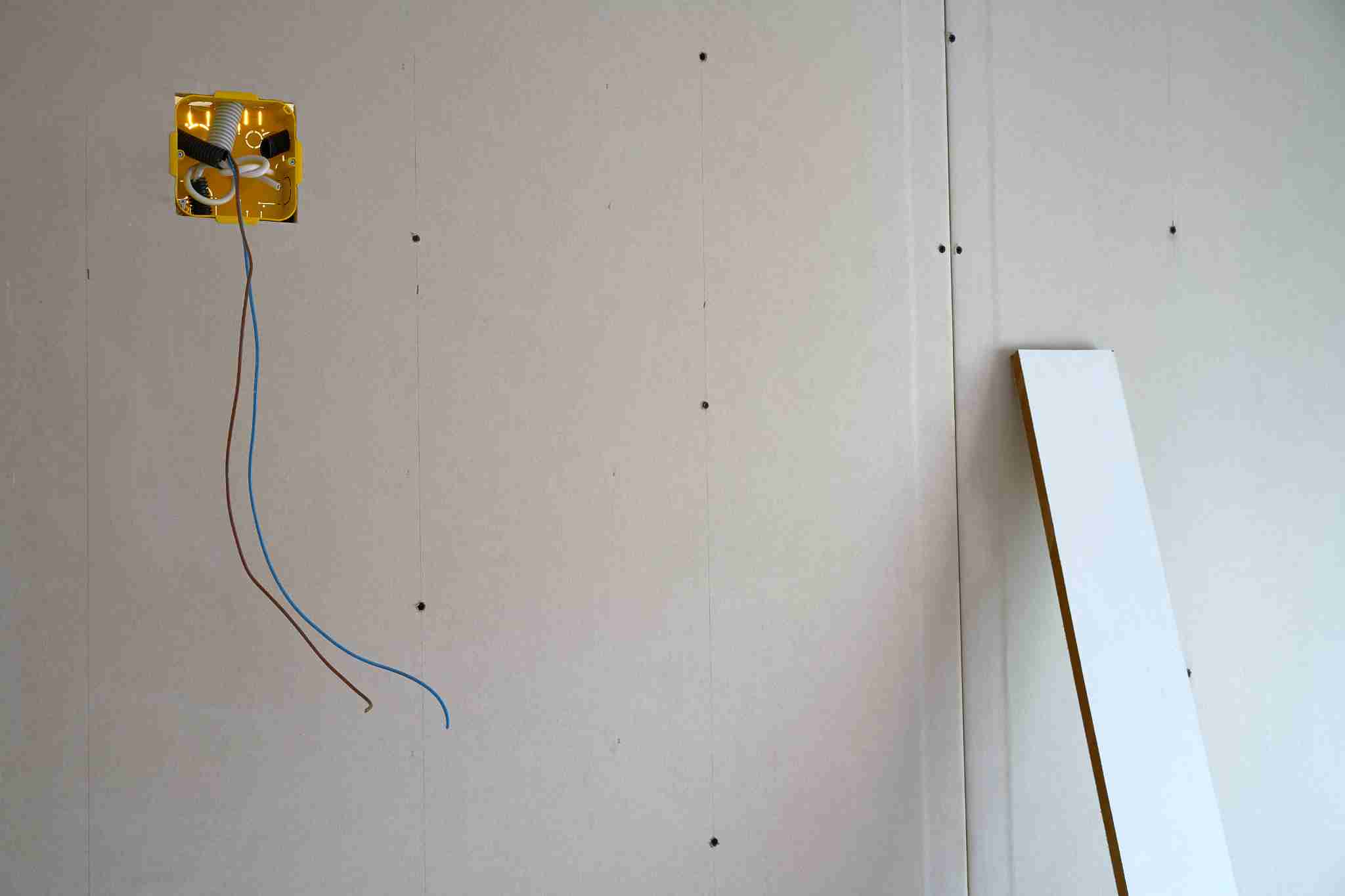 Płyta karton-gips z puszką elektryczną i odsadzeniem